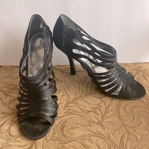 Nina ladies black satin strappy peep toe stiletto heel evening shoe pump sz 8M 🌹